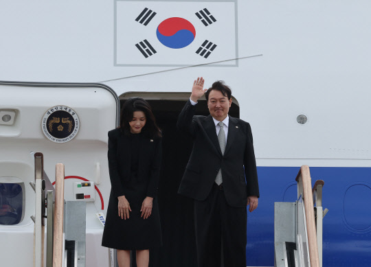 윤석열 대통령과 김건희 여사가 5박7일 일정으로 영국, 미국, 캐나다를 방문하기 위해 18일 오전 성남 서울공항에서 공군 1호기에 탑승, 손을 흔들고 있다.<연합뉴스>